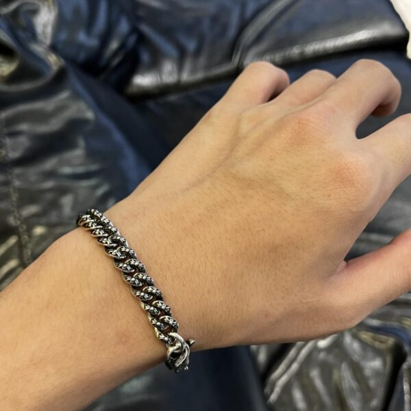 Bracciale con croce a catena di fiori con cuori cromati