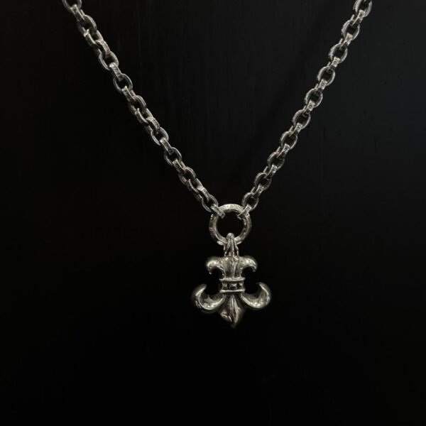 replica,repliche,fake,1:1,earrings,bracelet,ring,jewelry Collana integrata con fiori scout e cuori cromati