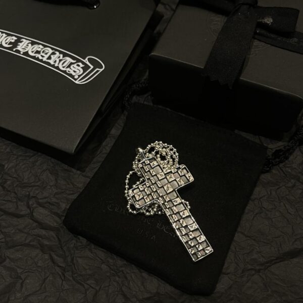 replica,repliche,fake,1:1,earrings,bracelet,ring,jewelry Catena a croce con motivo Longan a cuori cromati