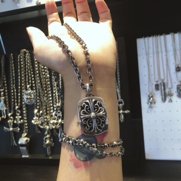 replica,repliche,fake,1:1,earrings,bracelet,ring,jewelry Collana arabesco con cuori cromati