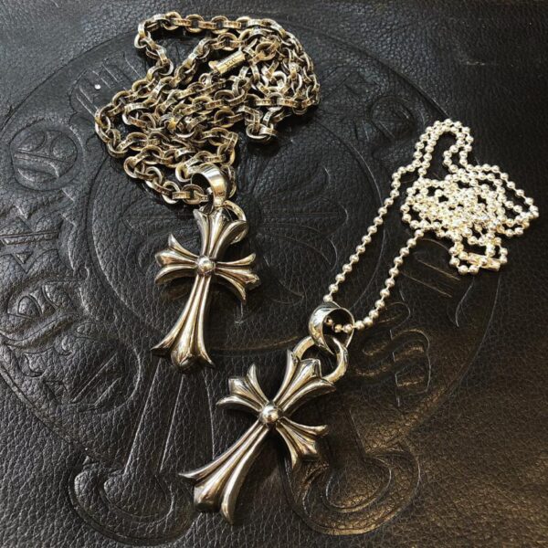 Croce classica con cuori cromati