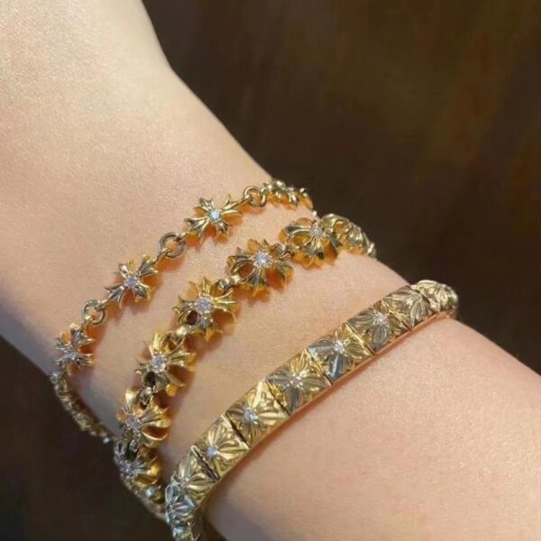 Bracciale con croce placcato oro 22k con cuori cromati