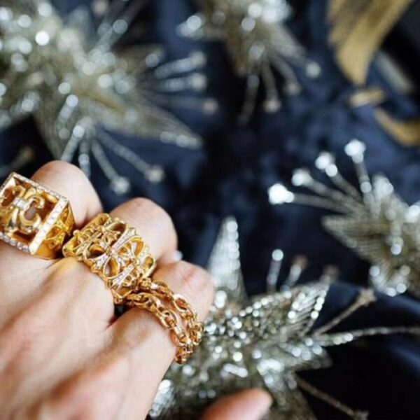 replica,repliche,fake,1:1,earrings,bracelet,ring,jewelry Anello per tomba in pietra placcato oro 22k con cuori cromati