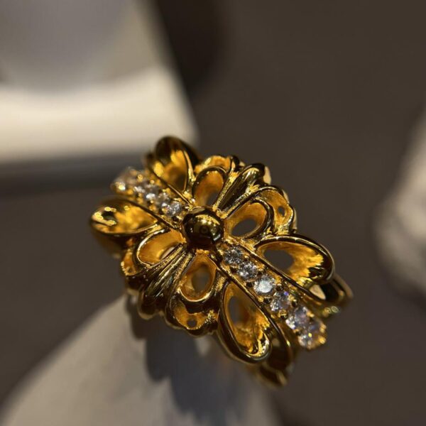 Cuori cromati Fleur-de-lis in pietra placcata oro 22k