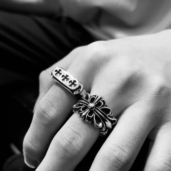replica,repliche,fake,1:1,earrings,bracelet,ring,jewelry Anello lucido con fiore a tripla croce e cuori cromati