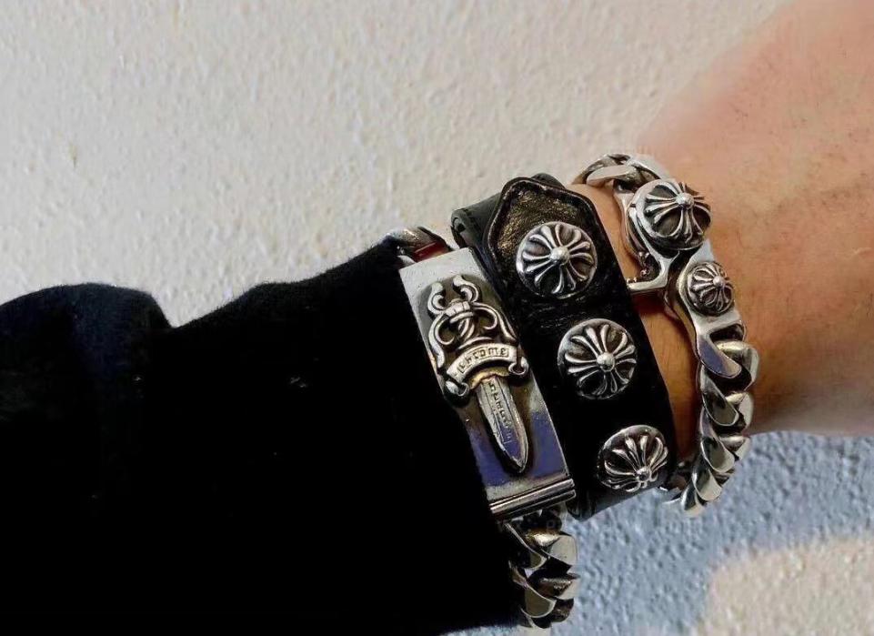 replica,repliche,fake,1:1,earrings,bracelet,ring,jewelry Bracciale con spada media con cuori cromati replica,repliche,fake,1:1,earrings,bracelet,ring,jewelry Bracciale con spada media con cuori cromati