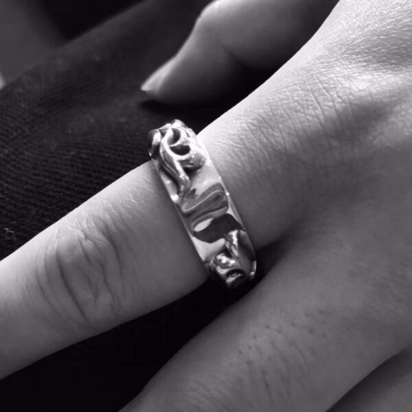 Anello arabesco bilaterale con cuori cromati