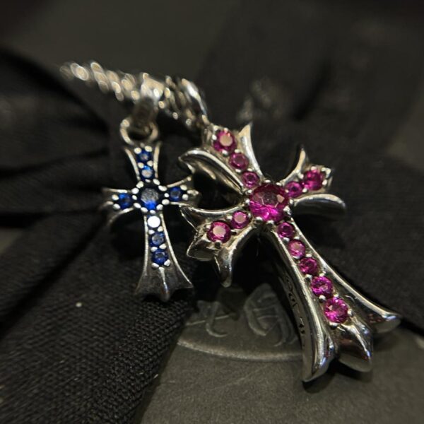 Collana con croce in pietra con cuori cromati