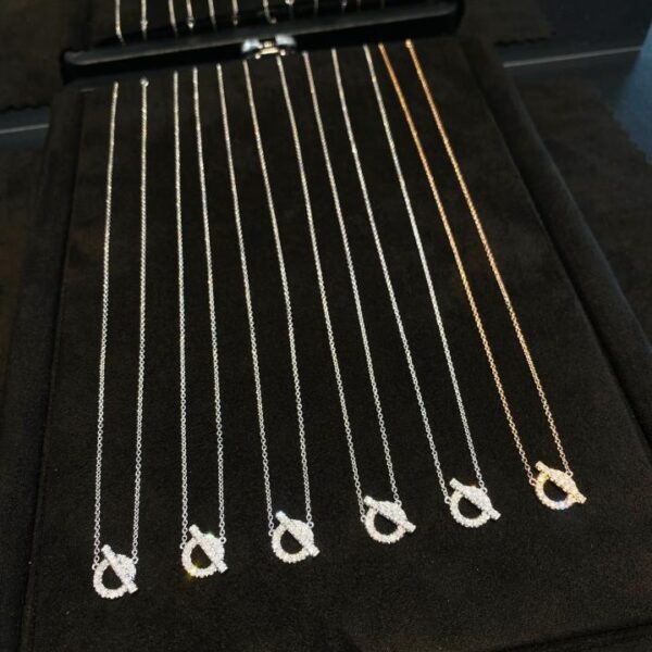 replica,repliche,fake,1:1,earrings,bracelet,ring,jewelry Set catena·Collana Hermès Q in oro vero 18k e diamanti (E3F2)
