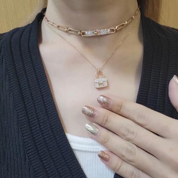 replica,repliche,fake,1:1,earrings,bracelet,ring,jewelry Collana personalizzata Hermes con borsa piena di diamanti in oro 18 carati (BDED)