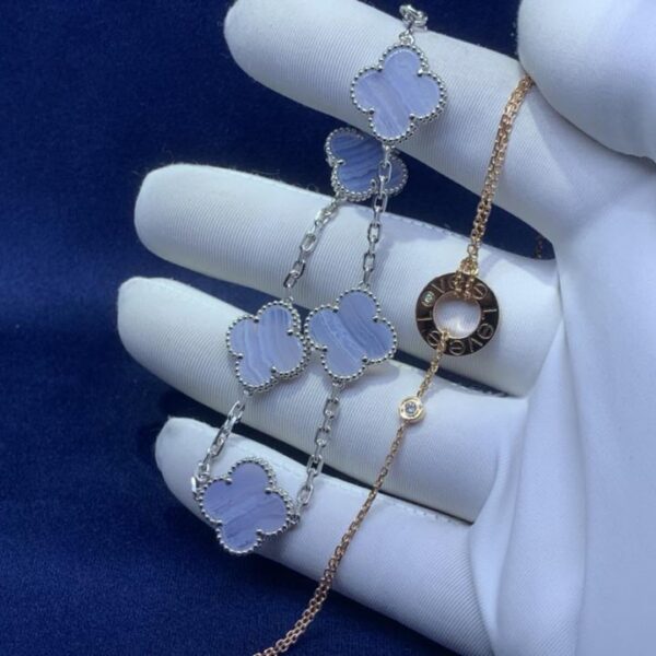 Bracciale torta a doppia catena Cartier con cinque fiori di calcedonio viola VCA, squisita fattura, oro vero 18k (D3E0)