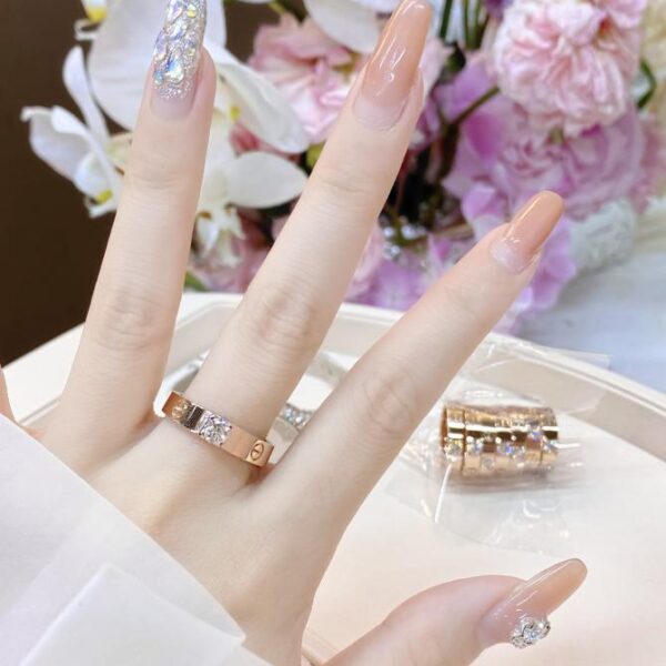 replica,repliche,fake,1:1,earrings,bracelet,ring,jewelry Anello Cartier con pietra principale da 23 punti in oro vero 18 carati e diamanti (B433)