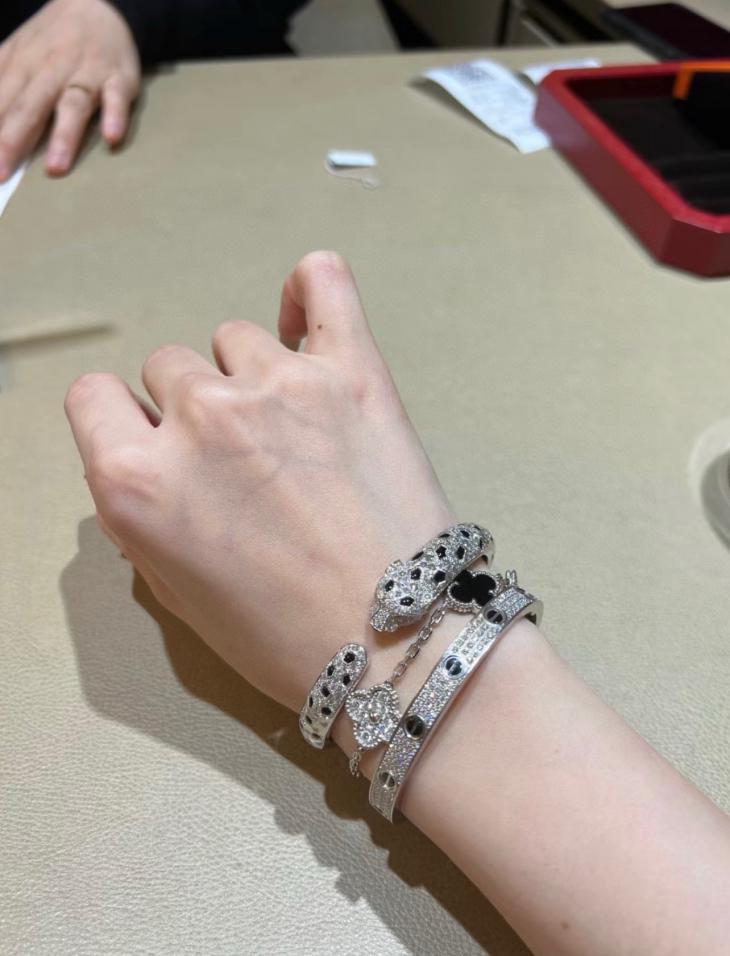 replica,repliche,fake,1:1,earrings,bracelet,ring,jewelry Bracciale in vero oro 18 carati con leopardo maculato Cartier e mezzi diamanti (BDE3) replica,repliche,fake,1:1,earrings,bracelet,ring,jewelry Bracciale in vero oro 18 carati con leopardo maculato Cartier e mezzi diamanti (BDE3)