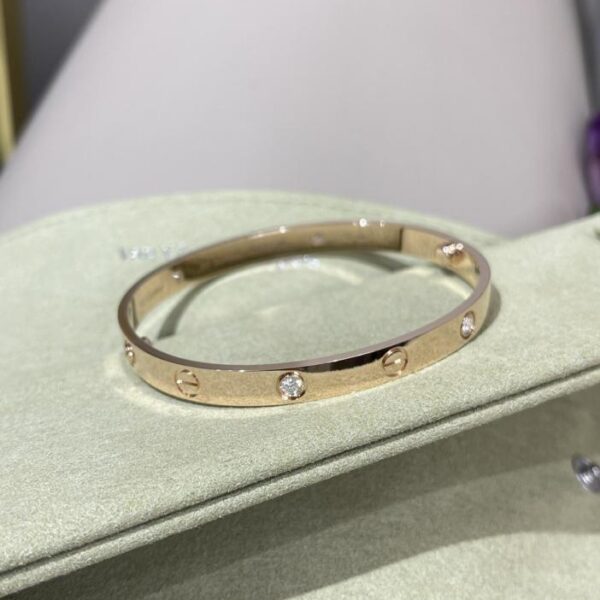 replica,repliche,fake,1:1,earrings,bracelet,ring,jewelry Bracciale Cartier versione ampia con quattro diamanti in vero oro 18 carati e vero diamante versione personalizzata 10 punti diamante VVS (950D)
