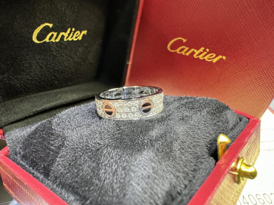 replica,repliche,fake,1:1,earrings,bracelet,ring,jewelry Foto reali della consegna, oro 18 carati personalizzato, vero oro e diamanti, unghie nere serie LOVE di Cartier, anello con stelle e diamanti (C449) replica,repliche,fake,1:1,earrings,bracelet,ring,jewelry Foto reali della consegna, oro 18 carati personalizzato, vero oro e diamanti, unghie nere serie LOVE di Cartier, anello con stelle e diamanti (C449)