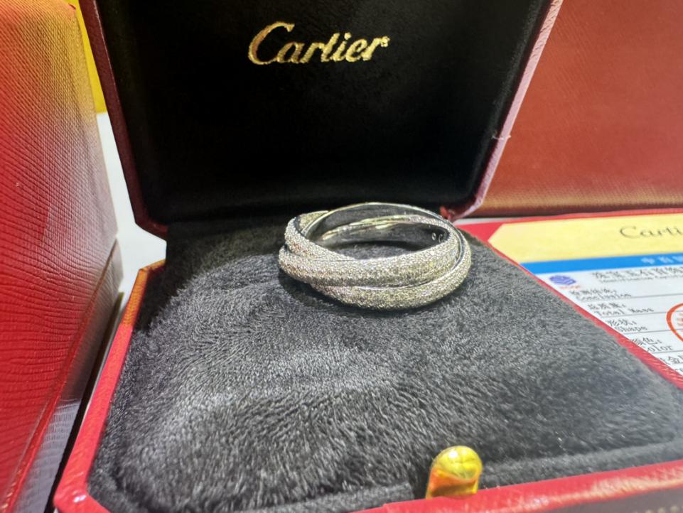 replica,repliche,fake,1:1,earrings,bracelet,ring,jewelry Consegna real shot Anello personalizzato in oro 18 carati con vero oro e vero diamante Cartier TRINITY Anello con tre anelli in oro bianco 18 carati con diamanti completi (0A1E) replica,repliche,fake,1:1,earrings,bracelet,ring,jewelry Consegna real shot Anello personalizzato in oro 18 carati con vero oro e vero diamante Cartier TRINITY Anello con tre anelli in oro bianco 18 carati con diamanti completi (0A1E)