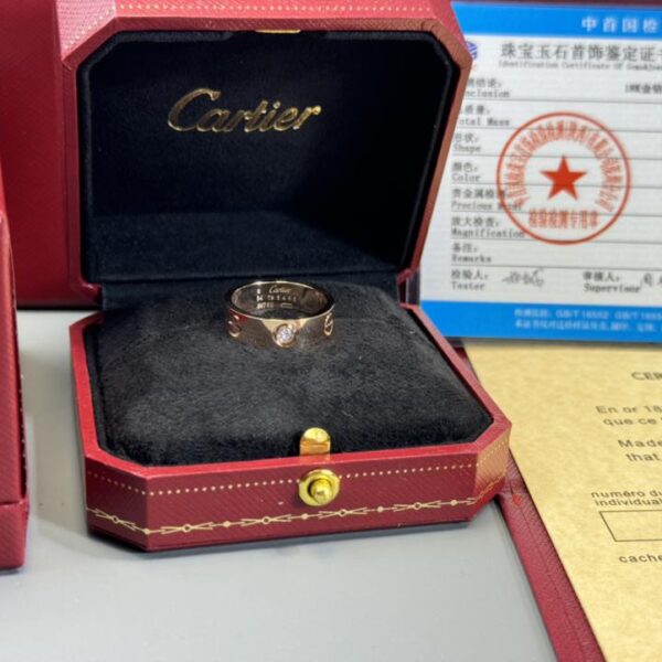 replica,repliche,fake,1:1,earrings,bracelet,ring,jewelry Foto reali della consegna, anello ampio con un diamante personalizzato Cartier in oro 18 carati serie LOVE (540C)