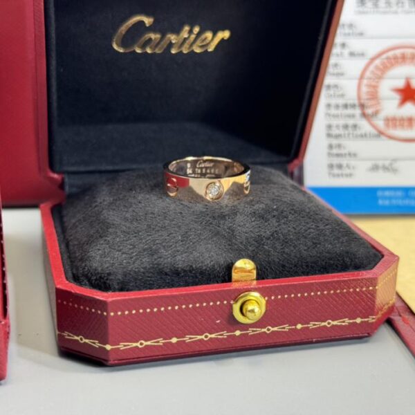 replica,repliche,fake,1:1,earrings,bracelet,ring,jewelry Foto reali della consegna, anello ampio con un diamante personalizzato Cartier in oro 18 carati serie LOVE (5913)