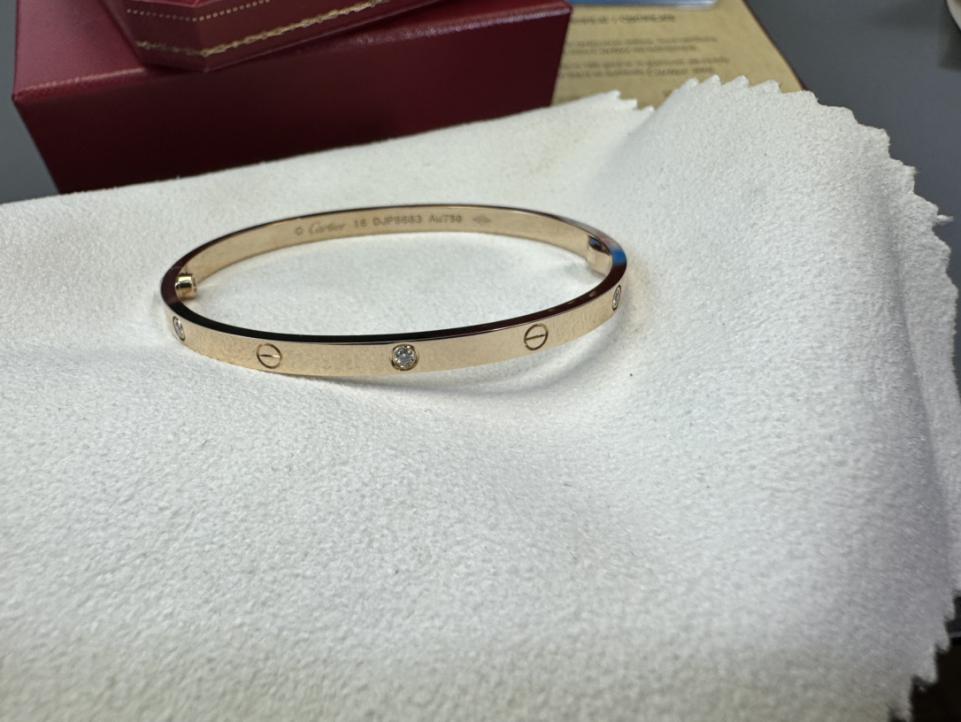 replica,repliche,fake,1:1,earrings,bracelet,ring,jewelry Foto reali della consegna, braccialetto personalizzato con sei diamanti Cartier love series versione stretta in oro 18 carati (4E9F) replica,repliche,fake,1:1,earrings,bracelet,ring,jewelry Foto reali della consegna, braccialetto personalizzato con sei diamanti Cartier love series versione stretta in oro 18 carati (4E9F)