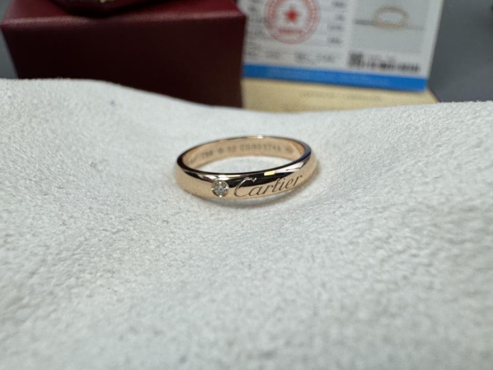 replica,repliche,fake,1:1,earrings,bracelet,ring,jewelry Foto della consegna effettiva, anello personalizzato con un diamante e logo Cartier inciso in oro 18 carati, oro rosa (075E) replica,repliche,fake,1:1,earrings,bracelet,ring,jewelry Foto della consegna effettiva, anello personalizzato con un diamante e logo Cartier inciso in oro 18 carati, oro rosa (075E)