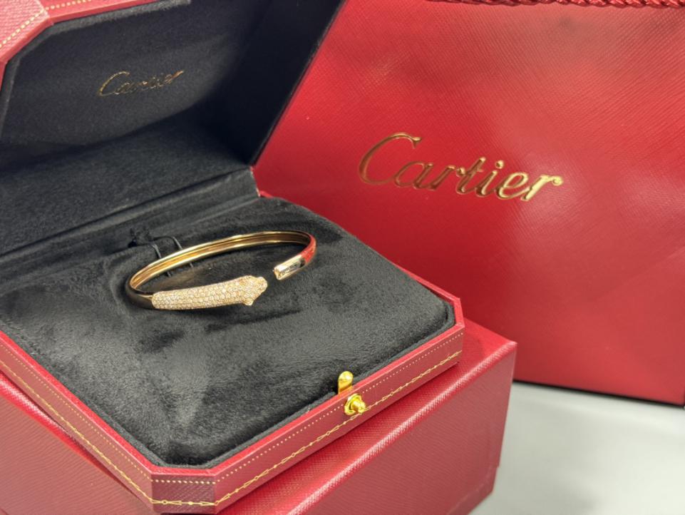 replica,repliche,fake,1:1,earrings,bracelet,ring,jewelry Foto reali della consegna, bracciale personalizzato con diamanti a fascia leopardata stretta Cartier in oro 18 carati (DFB4) replica,repliche,fake,1:1,earrings,bracelet,ring,jewelry Foto reali della consegna, bracciale personalizzato con diamanti a fascia leopardata stretta Cartier in oro 18 carati (DFB4)