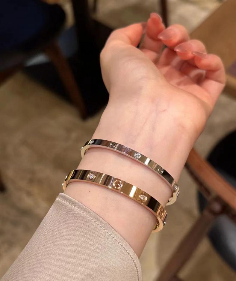 replica,repliche,fake,1:1,earrings,bracelet,ring,jewelry Consigliato per l’impilamento: bracciale stretto a 6 diamanti Cartier in vero oro 18 carati e veri diamanti | bracciale a quattro diamanti (B4D7) replica,repliche,fake,1:1,earrings,bracelet,ring,jewelry Consigliato per l’impilamento: bracciale stretto a 6 diamanti Cartier in vero oro 18 carati e veri diamanti | bracciale a quattro diamanti (B4D7)