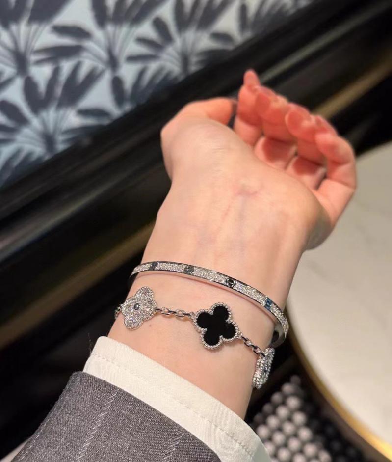 replica,repliche,fake,1:1,earrings,bracelet,ring,jewelry Bracciale Cartier con diamanti pieno consigliato versione stretta per bracciale Panda (1E06) replica,repliche,fake,1:1,earrings,bracelet,ring,jewelry Bracciale Cartier con diamanti pieno consigliato versione stretta per bracciale Panda (1E06)