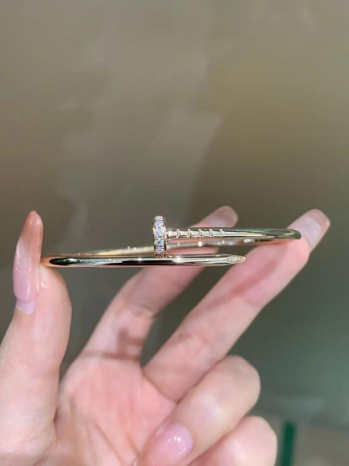 replica,repliche,fake,1:1,earrings,bracelet,ring,jewelry Oro 18 carati personalizzato, oro vero e diamanti, braccialetto con diamanti a coda e testa a chiodo stretto Cartier, alta qualità (36DD) replica,repliche,fake,1:1,earrings,bracelet,ring,jewelry Oro 18 carati personalizzato, oro vero e diamanti, braccialetto con diamanti a coda e testa a chiodo stretto Cartier, alta qualità (36DD)