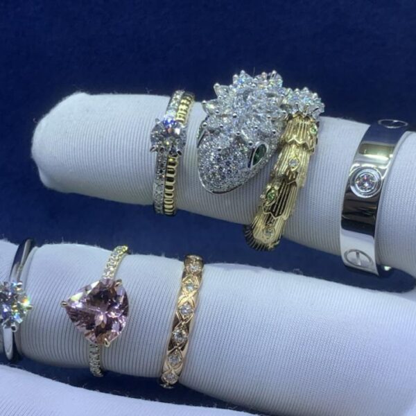 replica,repliche,fake,1:1,earrings,bracelet,ring,jewelry Collezione di anelli Cartier personalizzati, squisita fattura, vero oro 18 carati e veri diamanti (79CA)