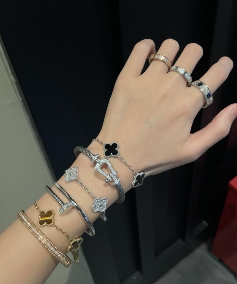 replica,repliche,fake,1:1,earrings,bracelet,ring,jewelry I braccialetti Cartier stanno benissimo se indossati impilati (218D) replica,repliche,fake,1:1,earrings,bracelet,ring,jewelry I braccialetti Cartier stanno benissimo se indossati impilati (218D)