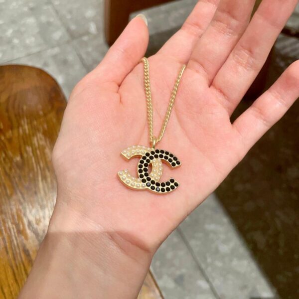 Collana Chanel con perle e doppia C a blocchi di colore (4FE1)