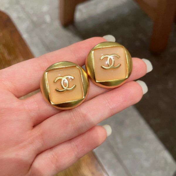 Orecchini a bottone classici Chanel doppia C (C8FA)