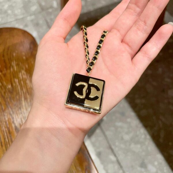 Collana Chanel con lettere di seconda mano (FD7B)