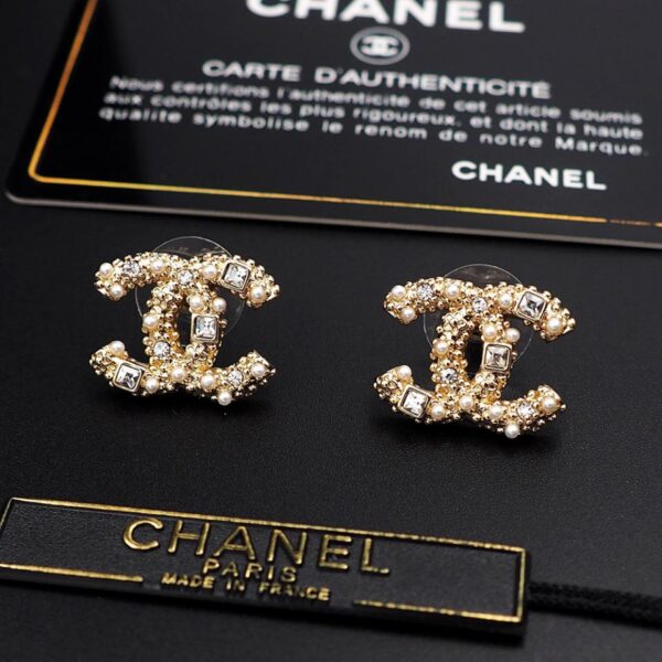 Orecchini Chanel con doppia C in resina, perle quadrate e diamanti (B34A)