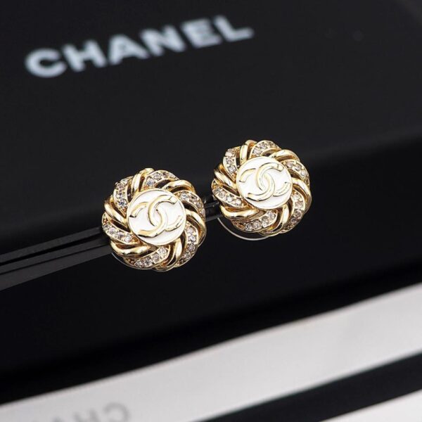 Orecchini Chanel con design a bottone in smalto bianco (324A)
