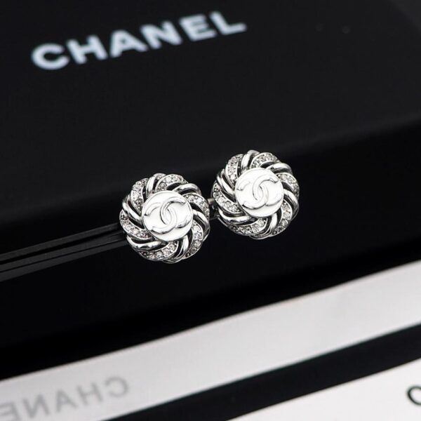 Orecchini Chanel con design a bottone in smalto bianco (CBF7)