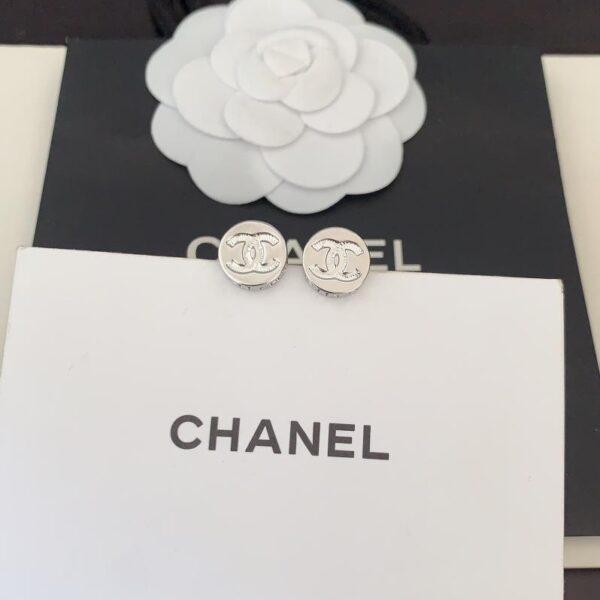 Gli ultimi mini orecchini rotondi Chanel in oro bianco (BCEF)