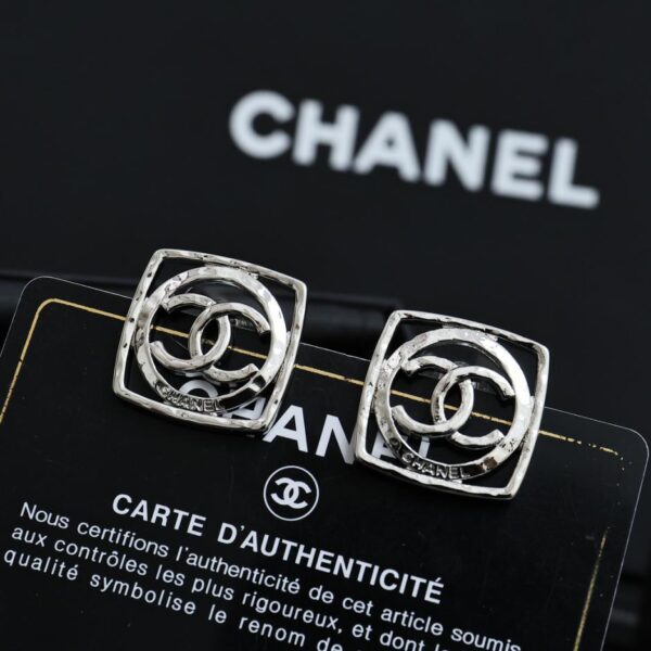 Orecchini a bottone vuoti quadrati con doppia C Chanel (8B24)