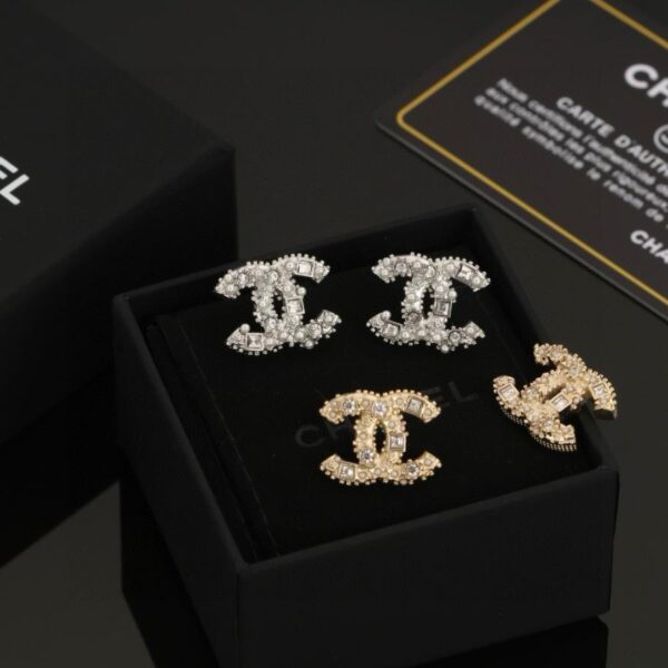Chanel lancia il nuovo modello Orecchini Doppia C (3729)
