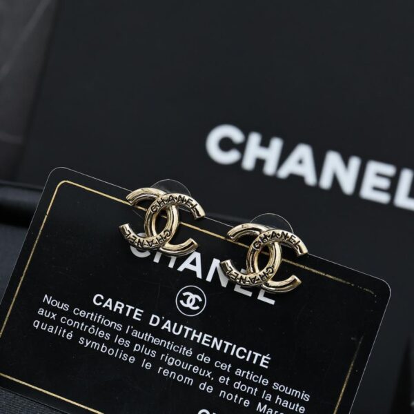 Orecchini a bottone Chanel doppia C in metallo smaltato (C03D)