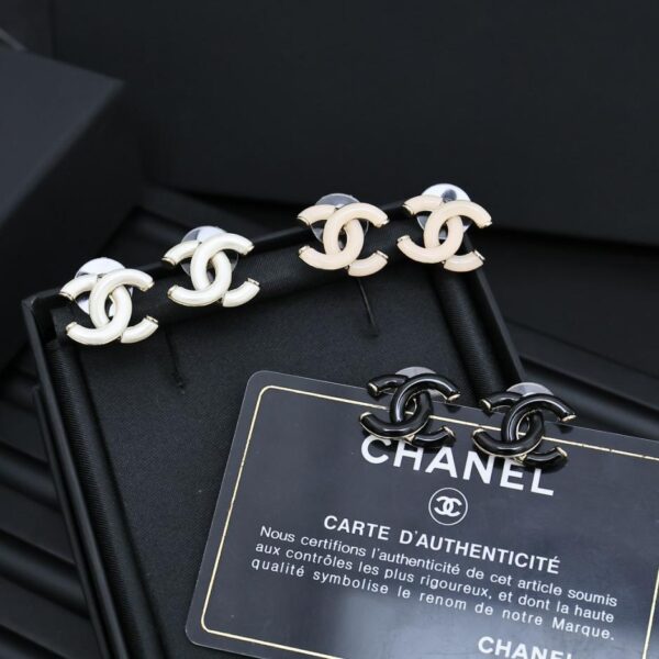 Orecchini piccoli Chanel in acrilico doppia C (F625)