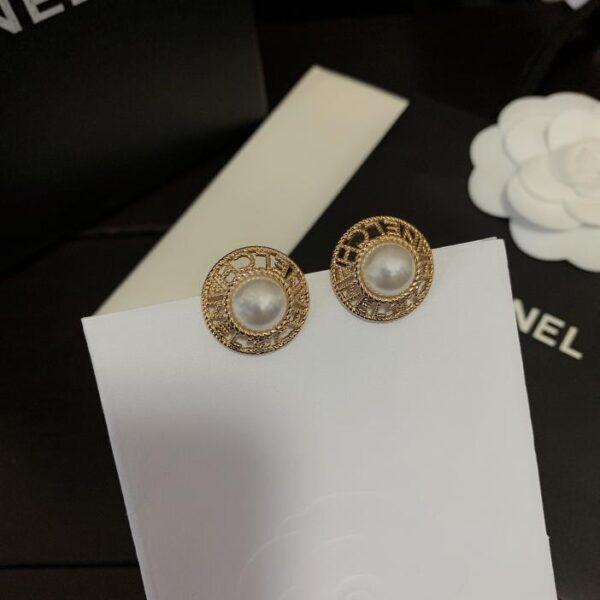 Orecchini a bottone con perle e lettere vuote Chanel (08D6)