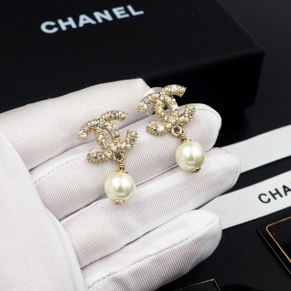 Orecchini Chanel Double C in resina con perle pendenti e diamanti quadrati (CC54)