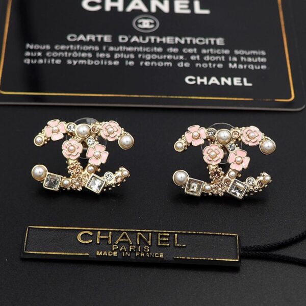 Orecchini a bottone Chanel con petali rosa smaltati (B92A)