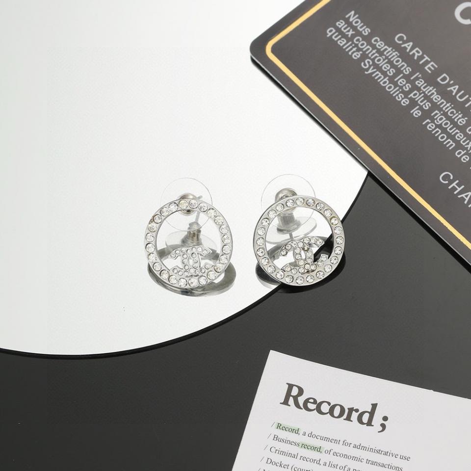 replica,repliche,fake,1:1,earrings,bracelet,ring,jewelry Orecchini a bottone tondi vuoti Chanel con doppia C (BFD8) replica,repliche,fake,1:1,earrings,bracelet,ring,jewelry Orecchini a bottone tondi vuoti Chanel con doppia C (BFD8)