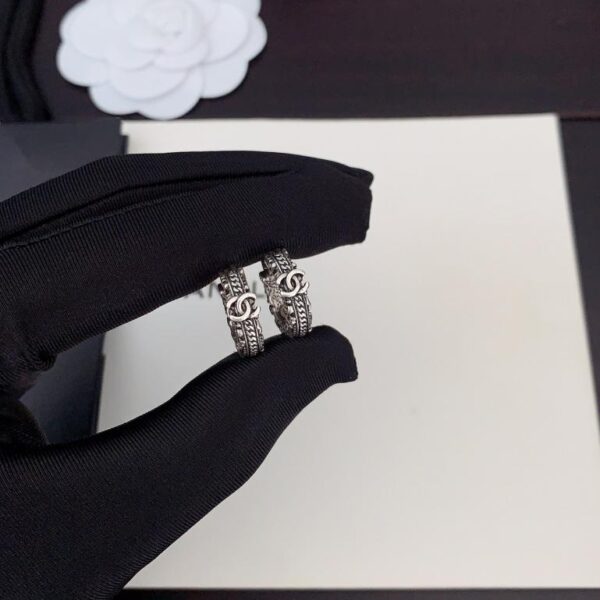 Ultimi ganci per orecchie Chanel in argento antico (8225)