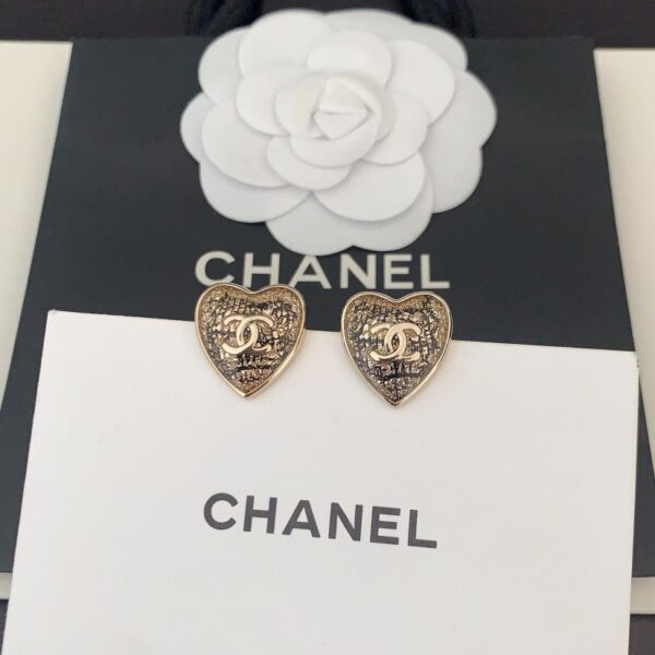 Ultimi orecchini Chanel love in oro chiaro (E60A)