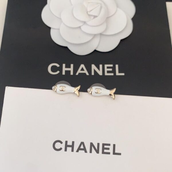 Gli ultimi mini orecchini di pesce bianchi di Chanel (E8AB)