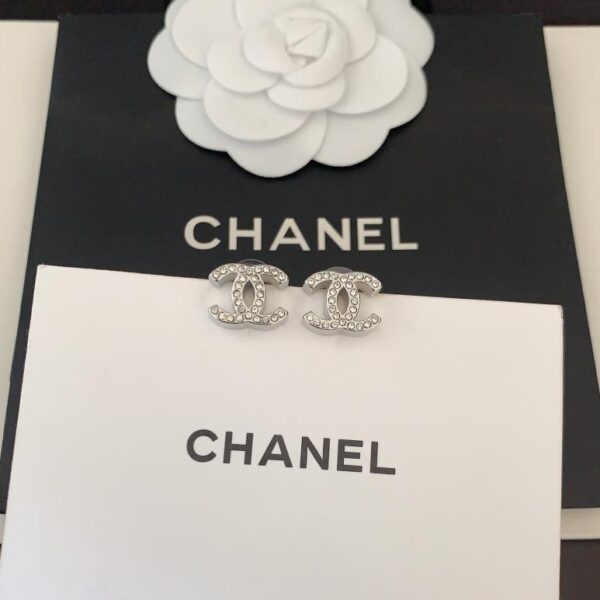 Ultimi orecchini a bottone Chanel in platino con diamanti spessi cc (52A7)
