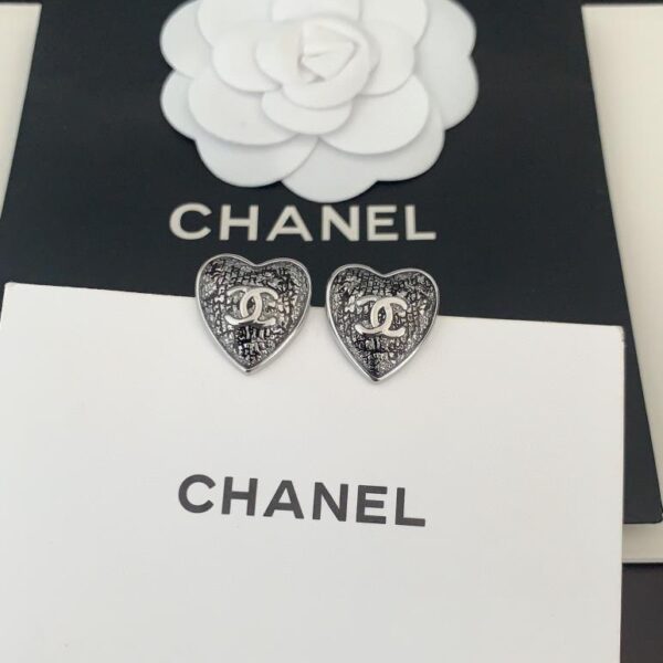 Chanel ultimi orecchini love in platino (506D)